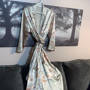 HOST PICK 🌸Floral satin like robe 1XL